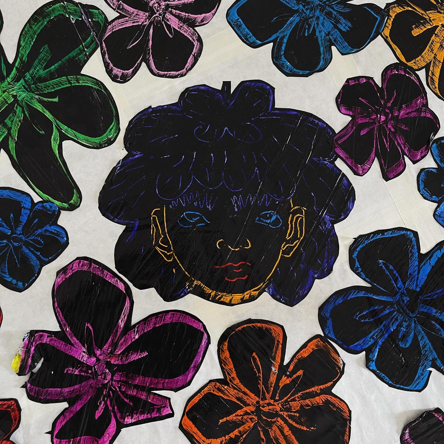 Recortes de piel de acrílico negra con una cara y flores